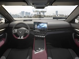 VF7 trang bị vô lăng vát đáy và không có cụm đồng hồ