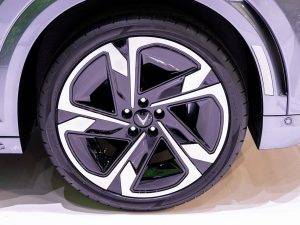 Ô tô điện VF 7 sử dụng la-zăng 5 chấu